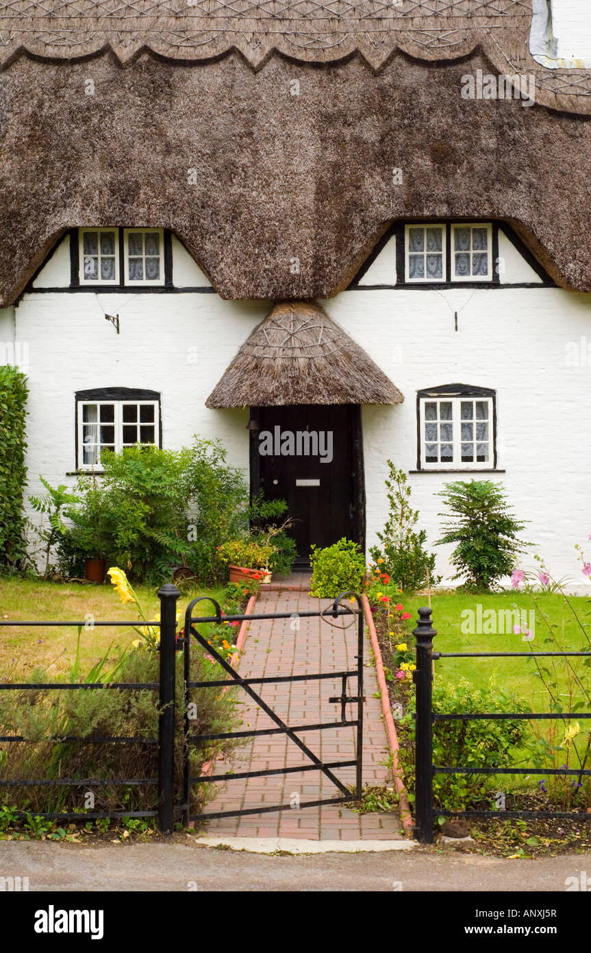 Lyndhurst thatched cottage hires stock photography and images Alamy