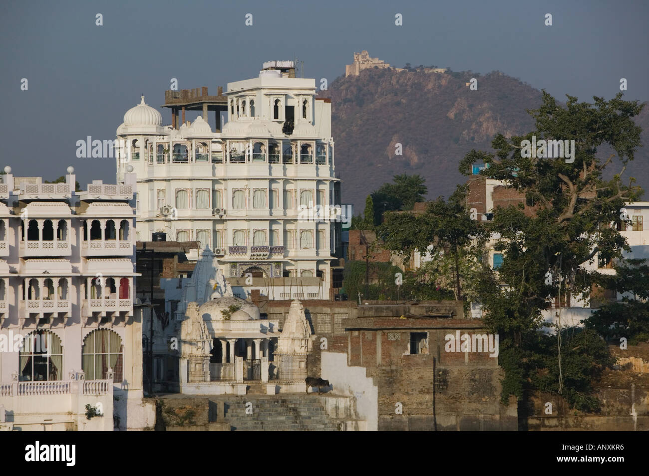 INDIA, Rajasthan, Udaipur: Hanuman Ghat View with Udai Kothi Hotel Stock Photo