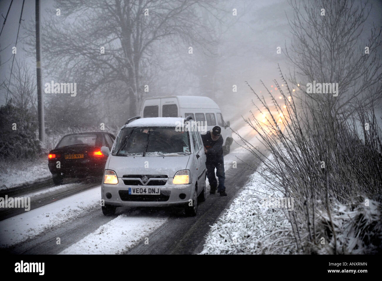 A SMALL MPV STUCK IN SNOWY CONDITIONS NEAR WOTTON UNDER EDGE GLOUCESTERSHIRE UK Stock Photo
