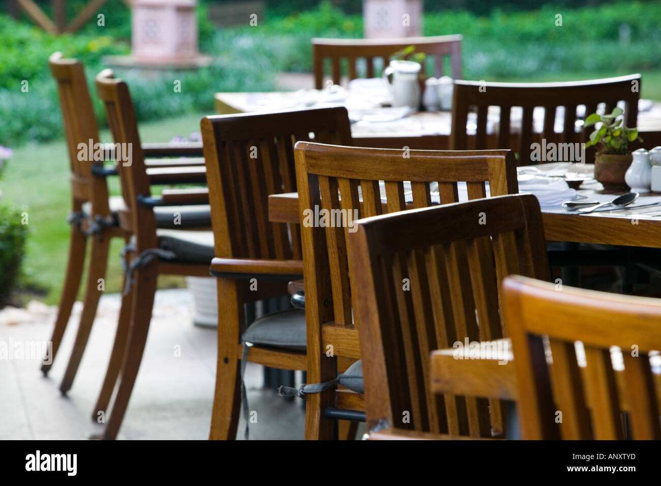 INDIA, Karnataka, Bangalore: Leela Palace Hotel. Cafe Table Detail Stock Photo