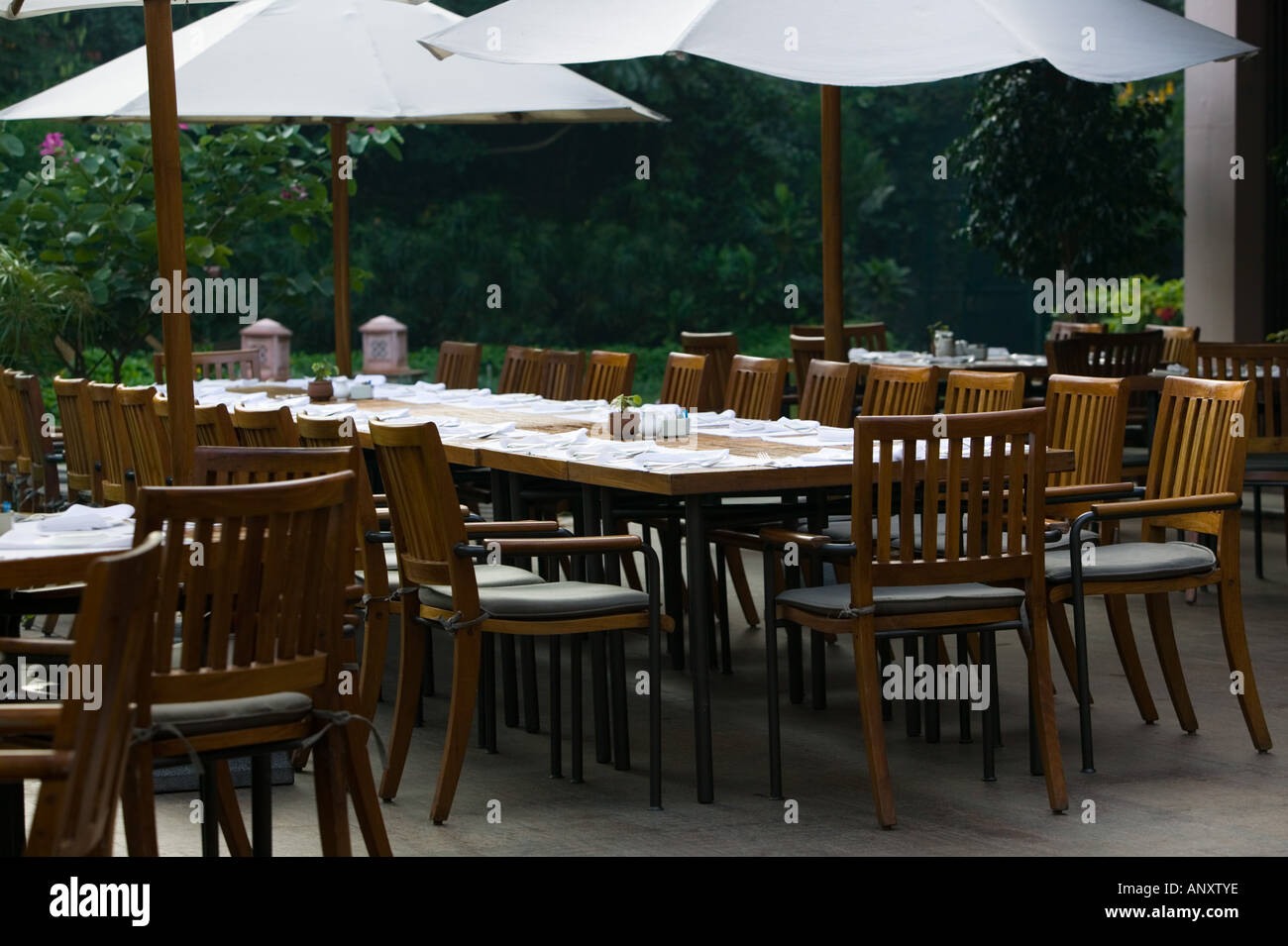 INDIA, Karnataka, Bangalore: Leela Palace Hotel. Cafe Table Detail Stock Photo