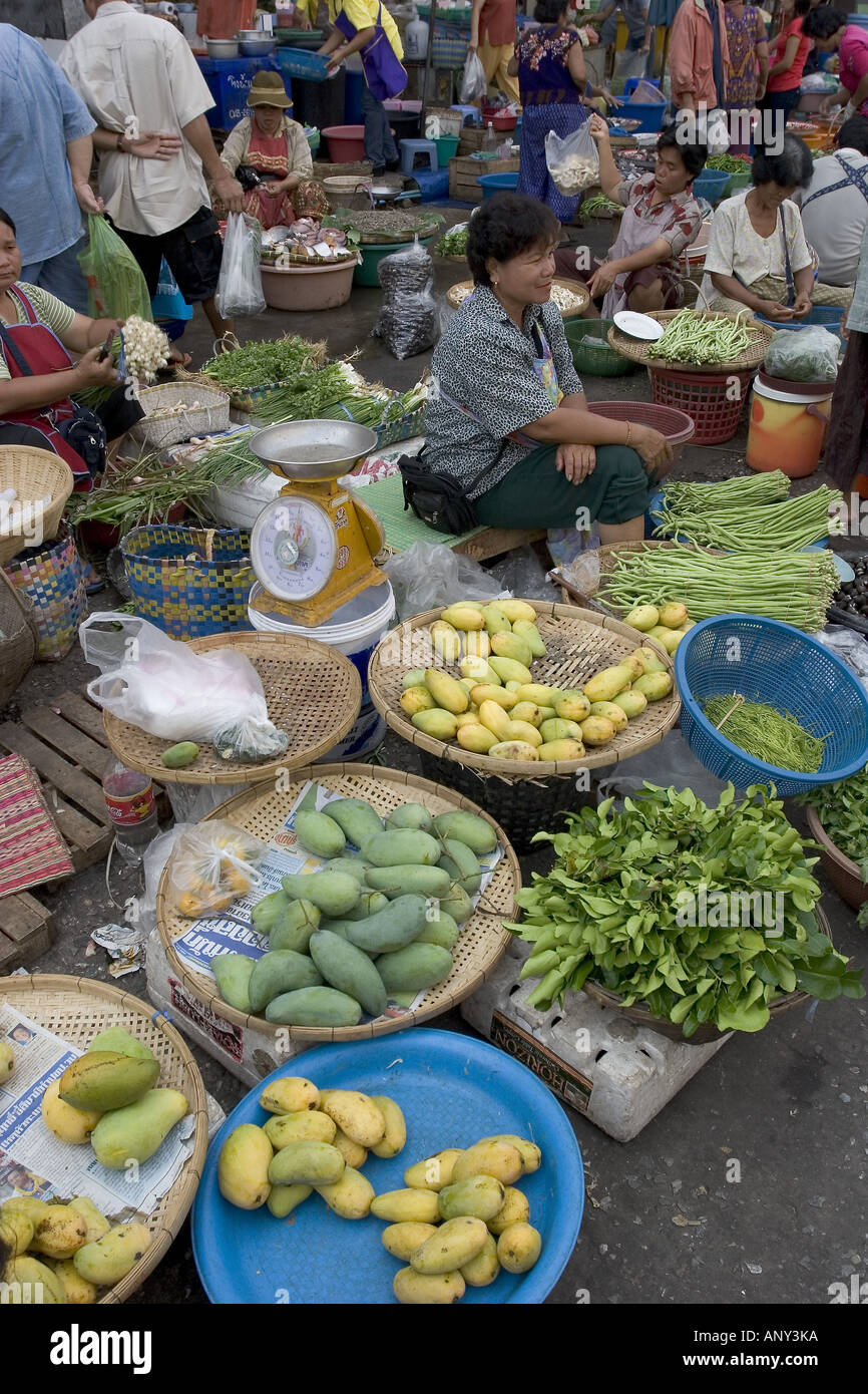 Asia, Thailand, Khon Kaen, Fsarmers selling fruits and vegetable Stock Photo