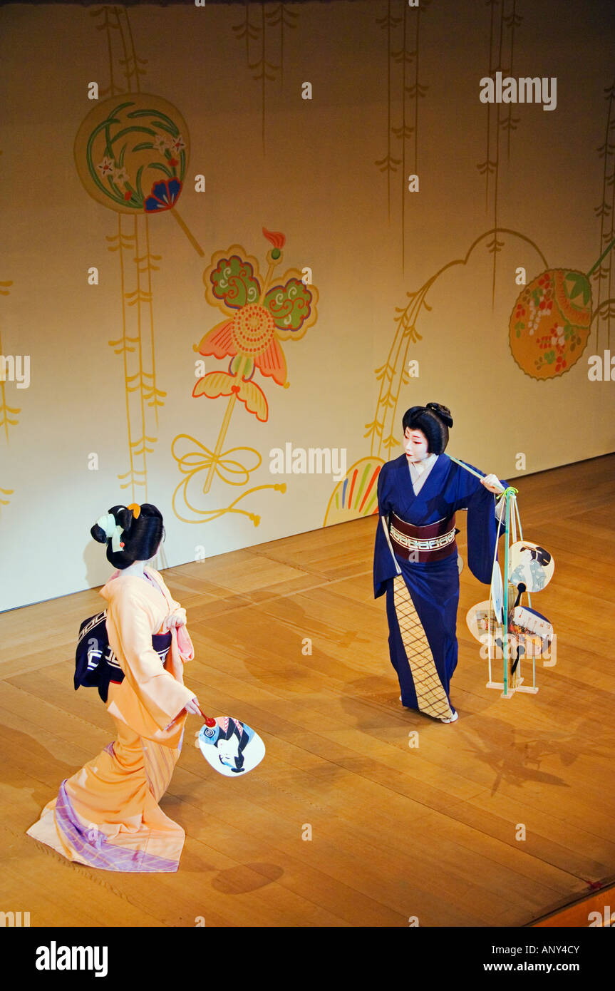 Japan geisha dance hires stock photography and images Alamy