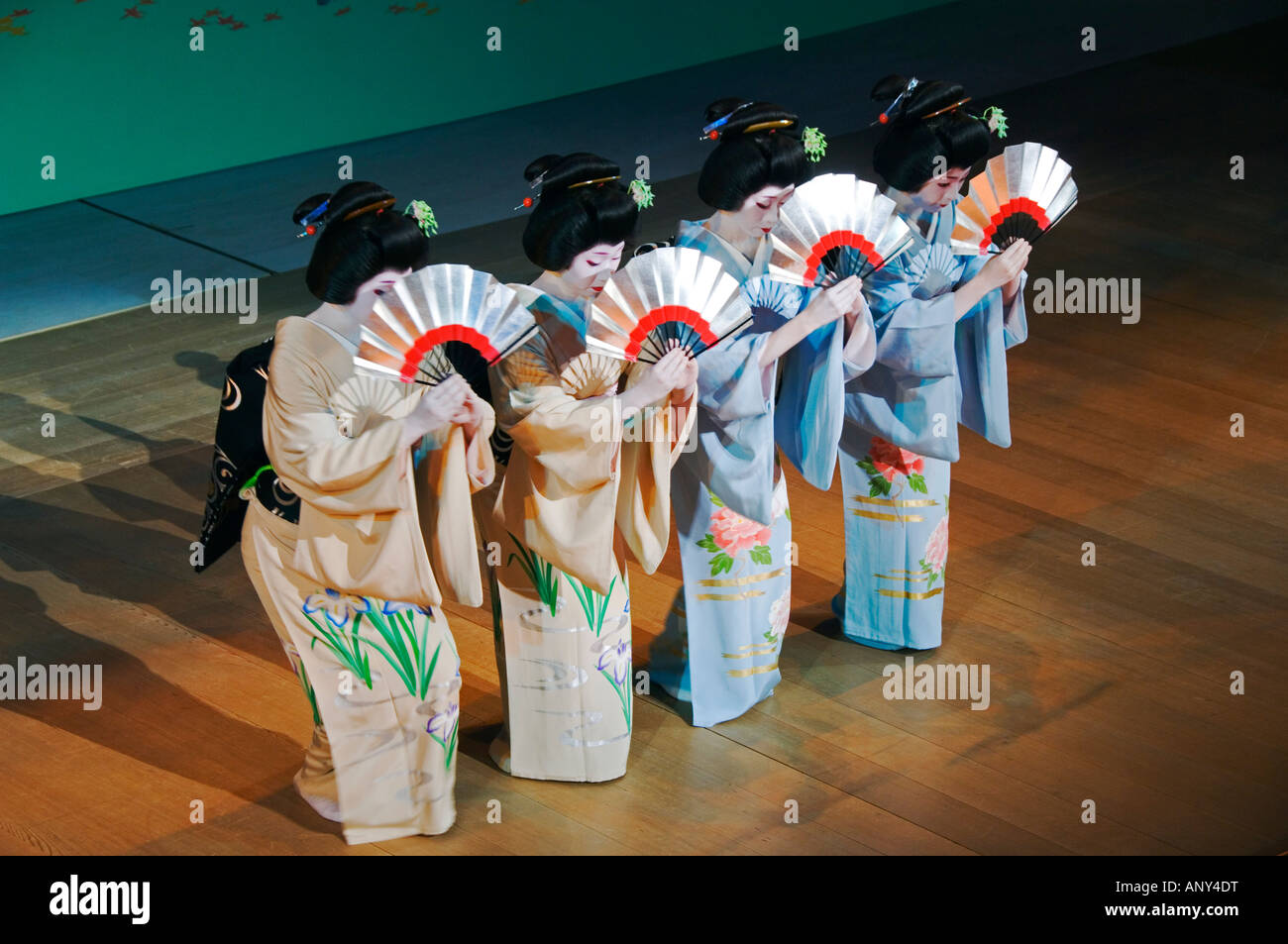 Geisha dance hires stock photography and images Alamy