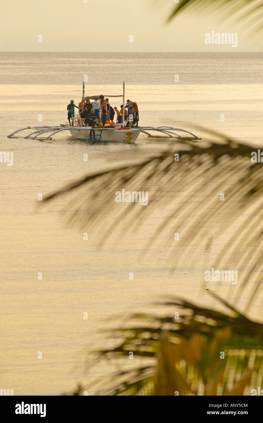 Philippines, Southern Leyte. Volunteer divers on a Coral Cay Conservation expedition. Stock Photo