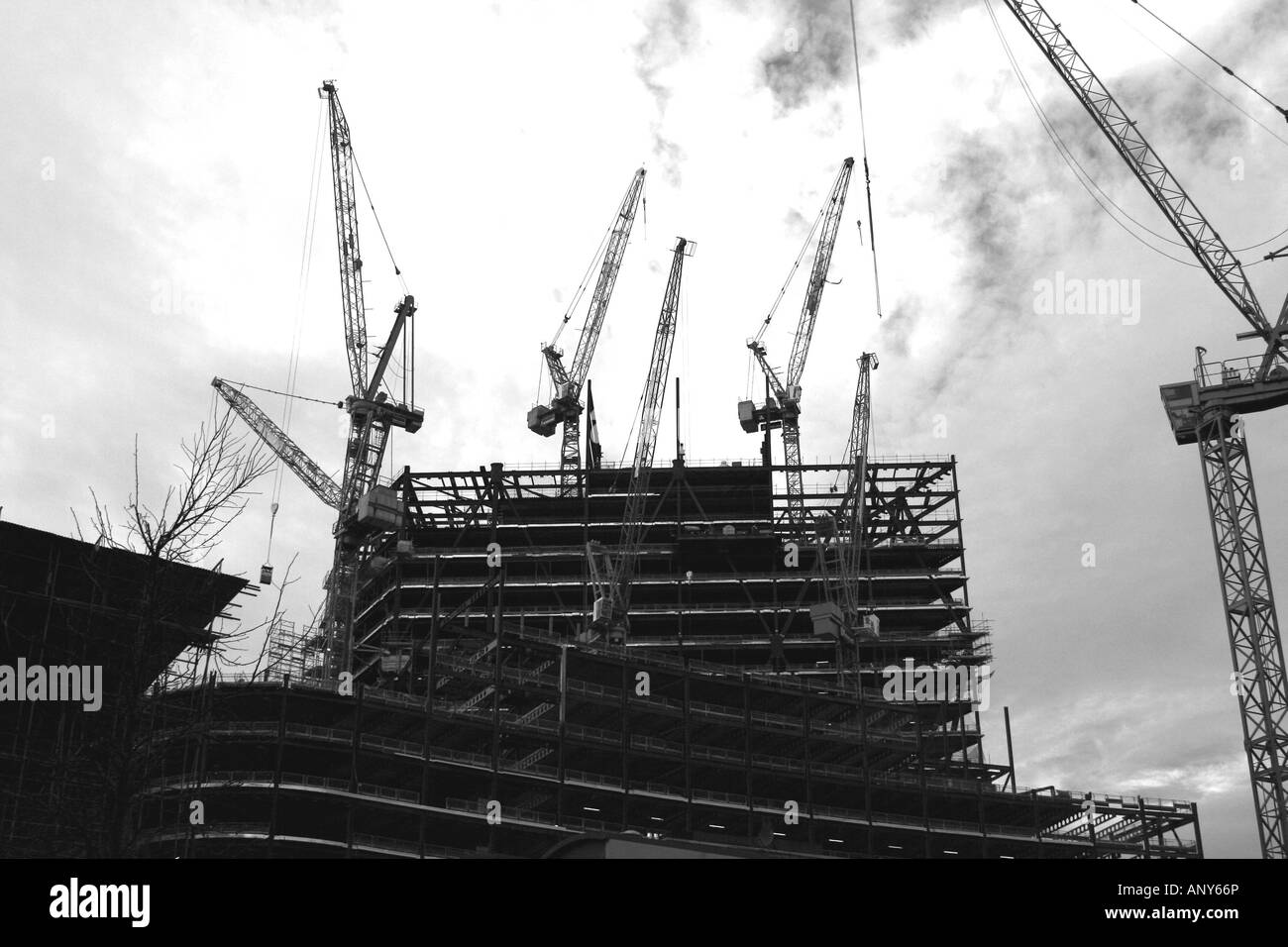 Building and cranes construction Black and White Stock Photos & Images ...