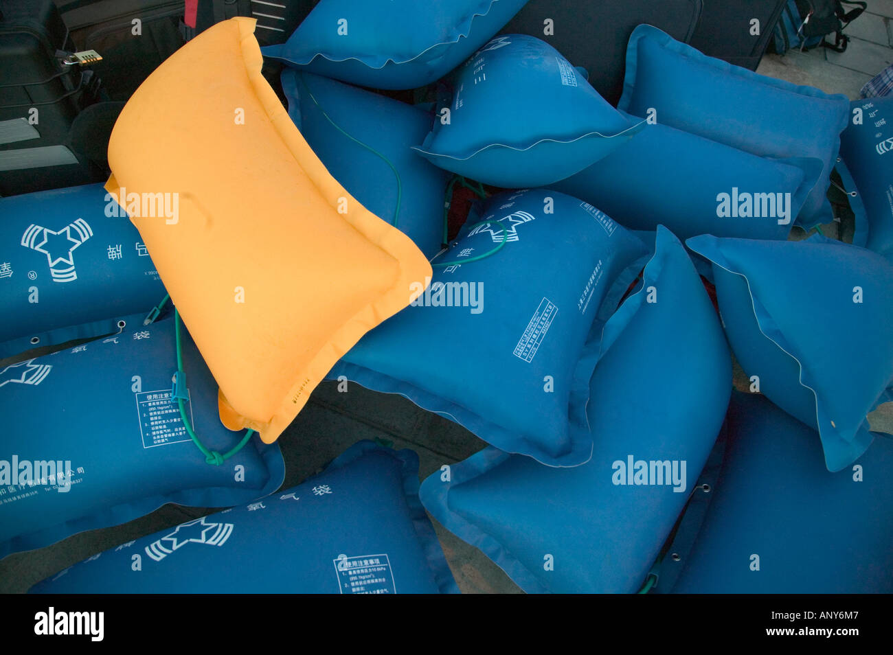 Oxygen pillows, Tangula Express / Sky Train, from Golmud, Qinghai