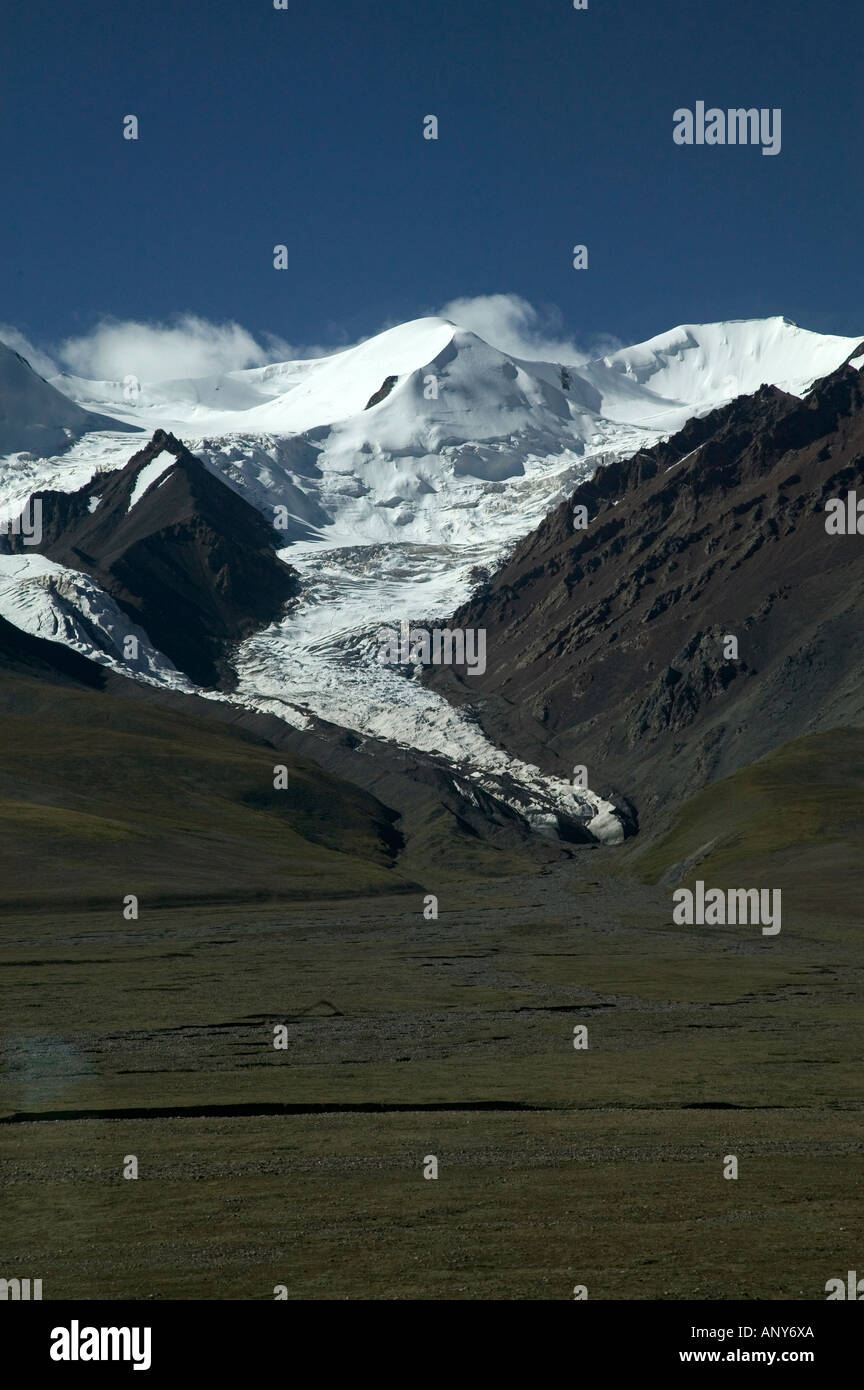 Kunlun Ranges seen from Qingzang/Qinghai-Xizang train, the world's highest railway, Tibet Stock Photo