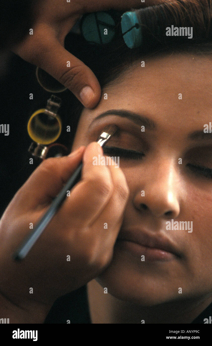 Kabul A Beautician At Work In A Afghan Beauty Salon Stock Photo Alamy