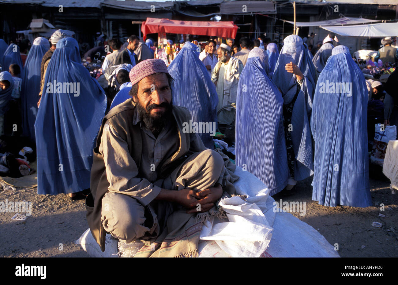 Kabul women in burka shopping Stock Photo: 5102293 - Alamy