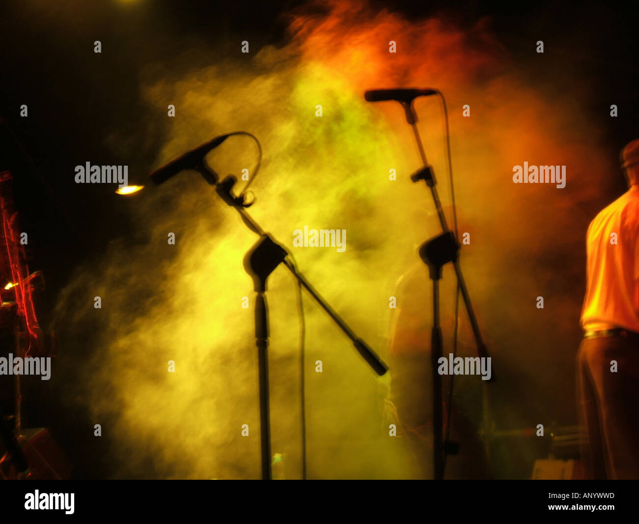 Lead singer of pop group blur hi-res stock photography and images - Alamy