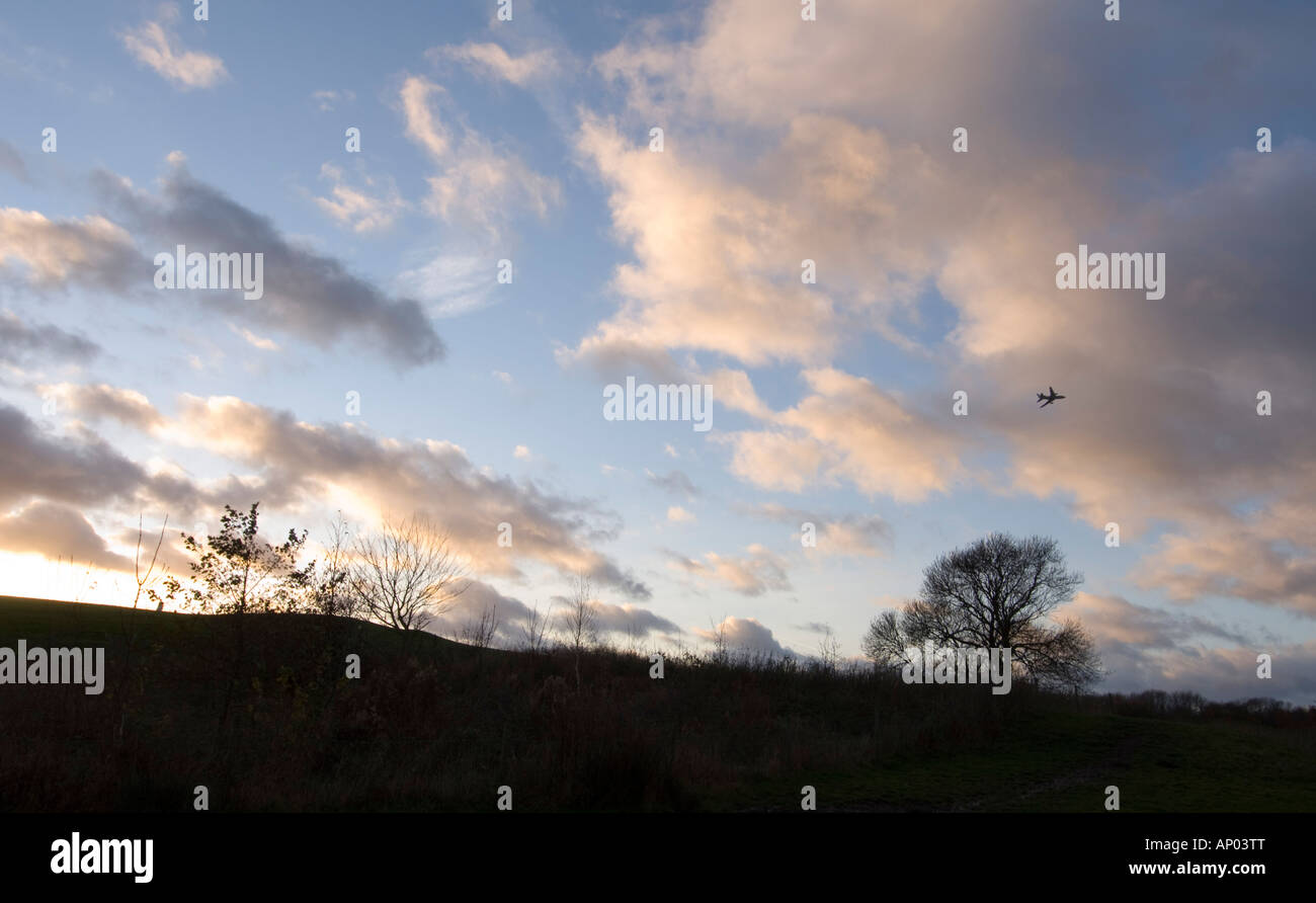 Plane flying into sunset hi-res stock photography and images - Alamy