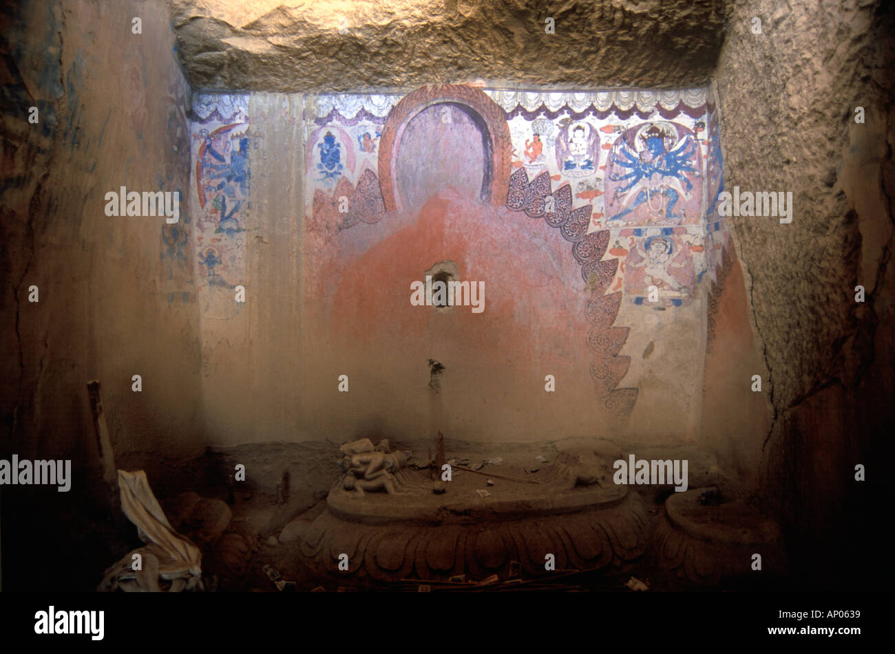 BUDDHIST MURALS destroyed STATUE at TSAPARANG 10th C GUGE KINGDOM west of MOUNT KAILASH TIBET Stock Photo