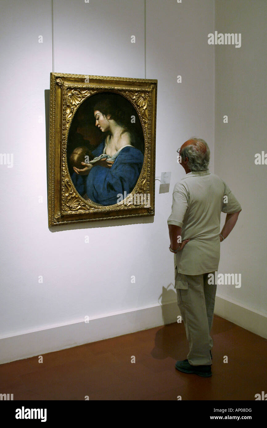 Ældre mand betragter et maleri som portrætterer Marie Madeleine Musée Fesch Ajaccio Korsika 08 2007 Stock Photo