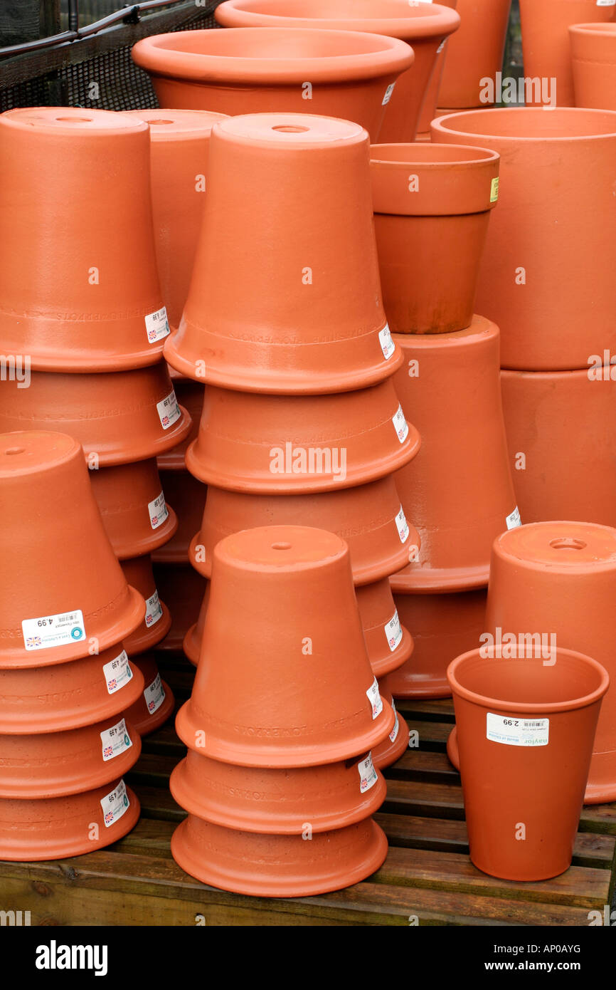 TERRACOTTA POTS AND PLANTERS IN A GARDEN CENTRE Stock Photo Alamy