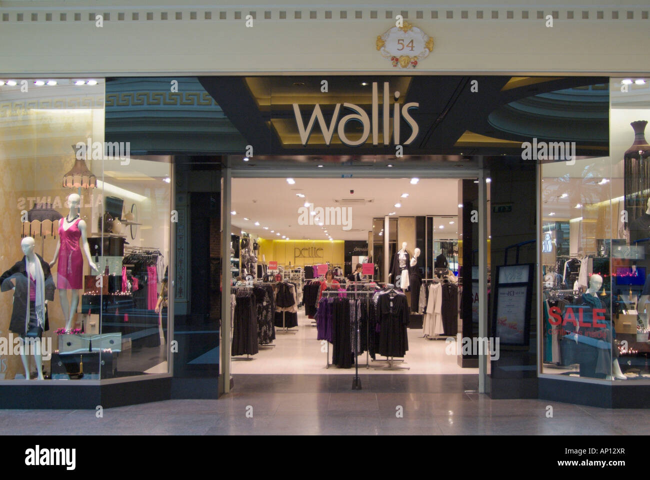 Wallis shop hi-res stock photography and images - Alamy