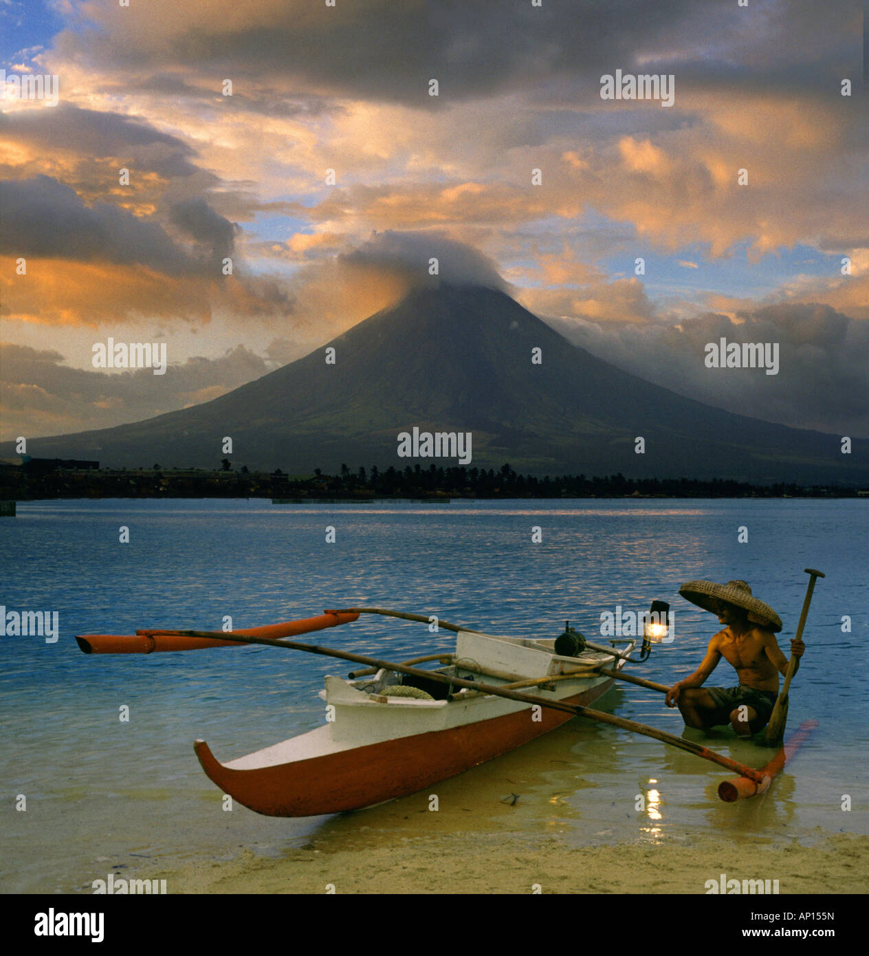 Fishermen, Mayon volcano near Legazpi City, Legazpi, Luzon Island, Philippines Stock Photo