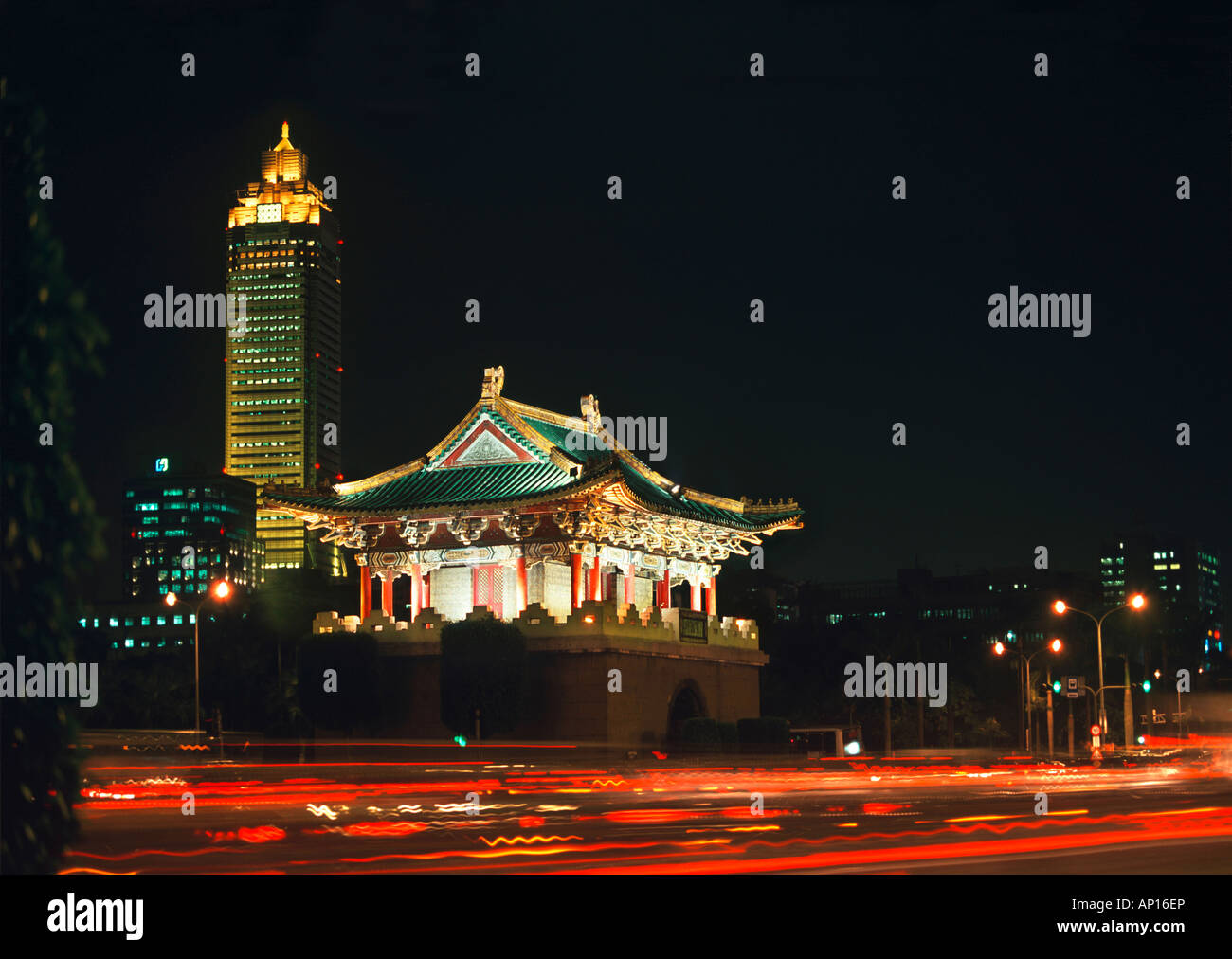 Mitsukoshi Tower and old city gate, Taipei, Taiwan Stock Photo