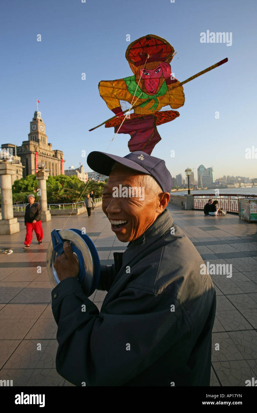 Drachen steigen, kite, Bund, pensioners kite flying, monkey god, morning sport, Fruehsport, aus: 'Mythos Shanghai', Shanghai, Sa Stock Photo