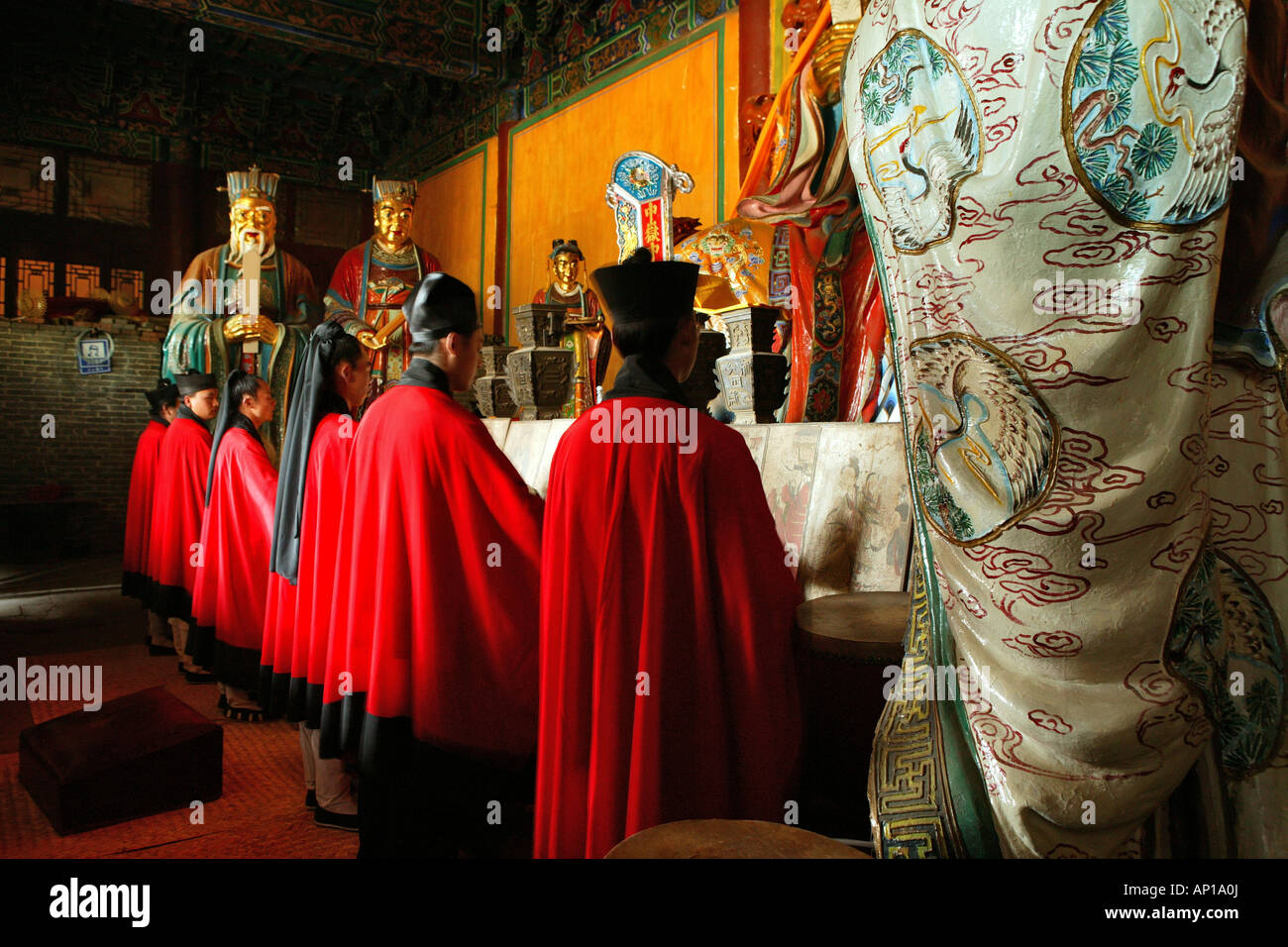 Taoist monks hi-res stock photography and images - Alamy