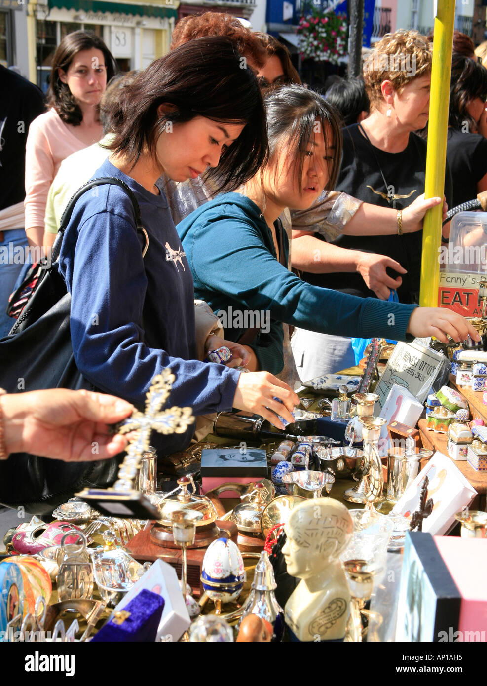 Buying Antiques in the Portobello Road Market in London Stock Photo Alamy
