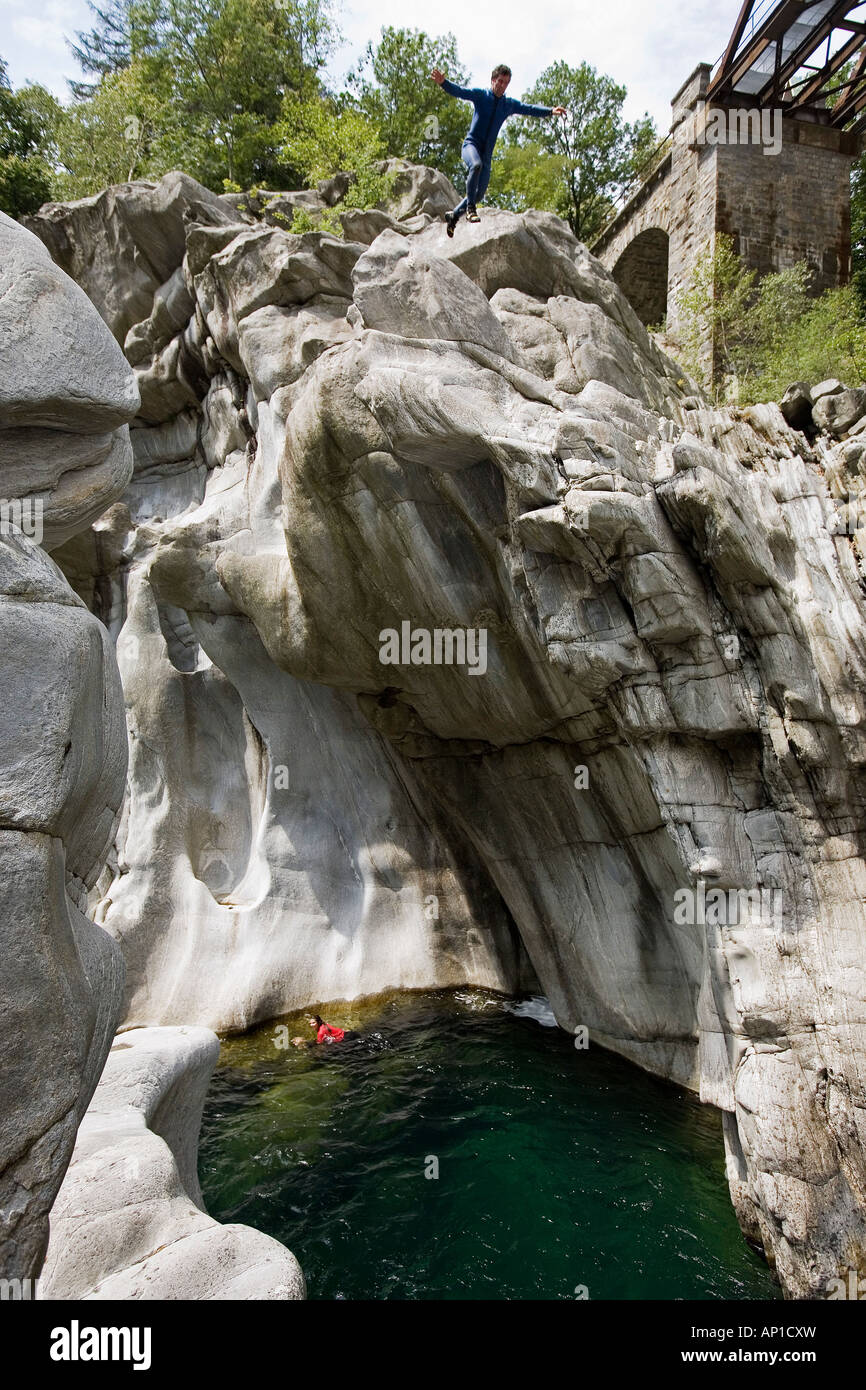 Maggia Gorge, canton Tessin. A man jumps from a high rock into the water, maggia canyon, maggia valley, valle maggia, canton Tes Stock Photo