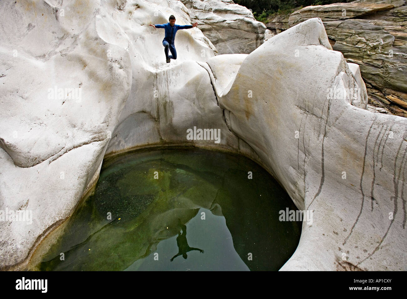 Maggia Gorge, canton Tessin. A man jumps from a rock into the water, maggia canyon, maggia valley, valle maggia, canton Tessin, Stock Photo