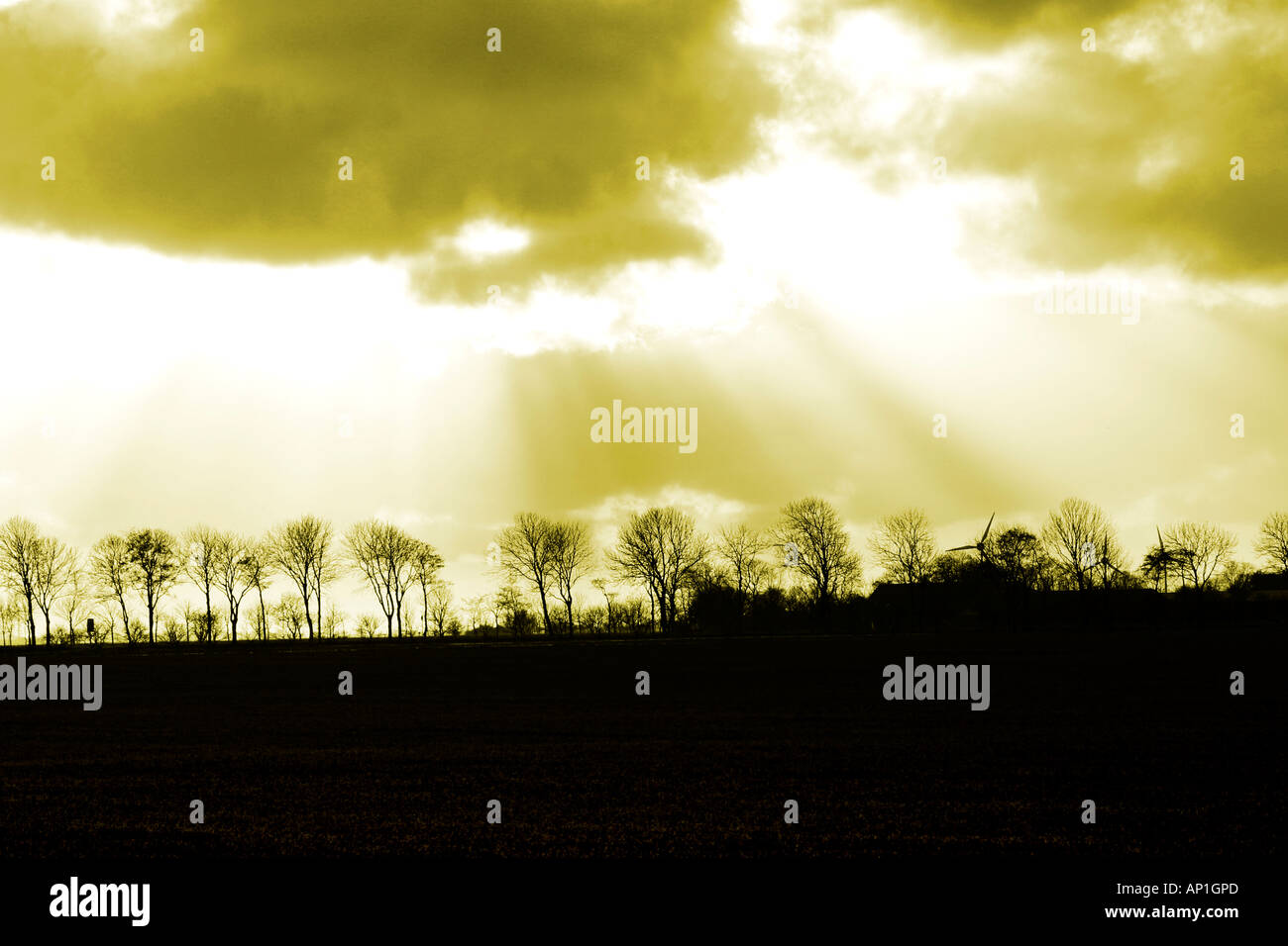 Dramatic sky with sun rays hi-res stock photography and images - Alamy