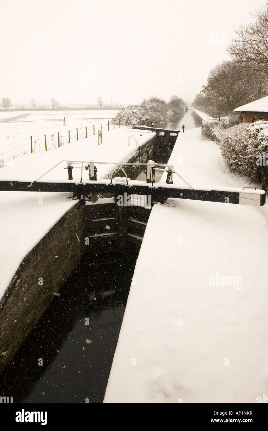 Snowed in canal nr Puttenham, Tring, hertfordshire Stock Photo