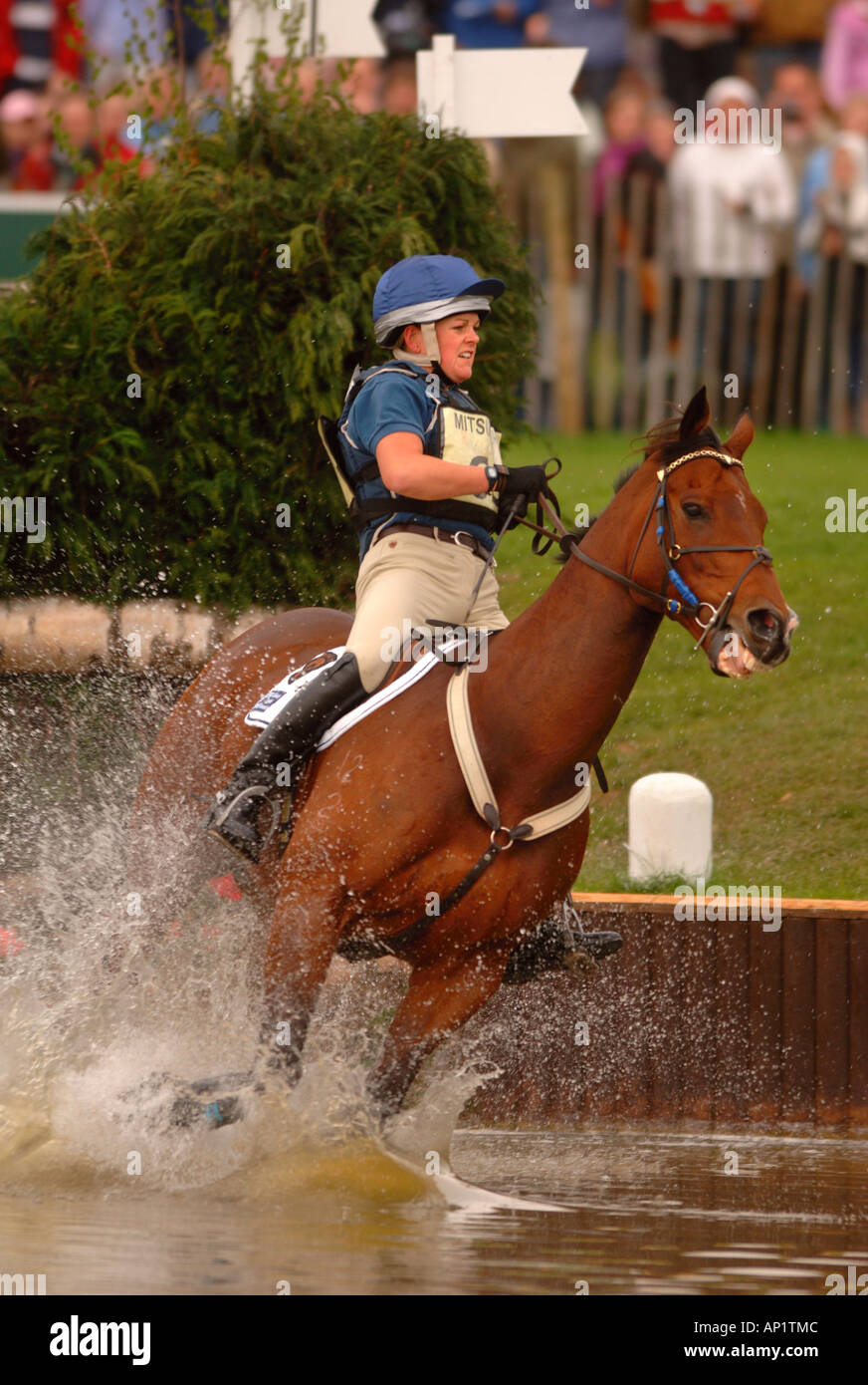 OLIVIA BUNN ON THE HORSE GV TOP OF THE LINE RIDING THROUGH THE LAKE DURING THE CROSS COUNTRY AT THE BADMINTON HORSE TRIALS 2006 Stock Photo