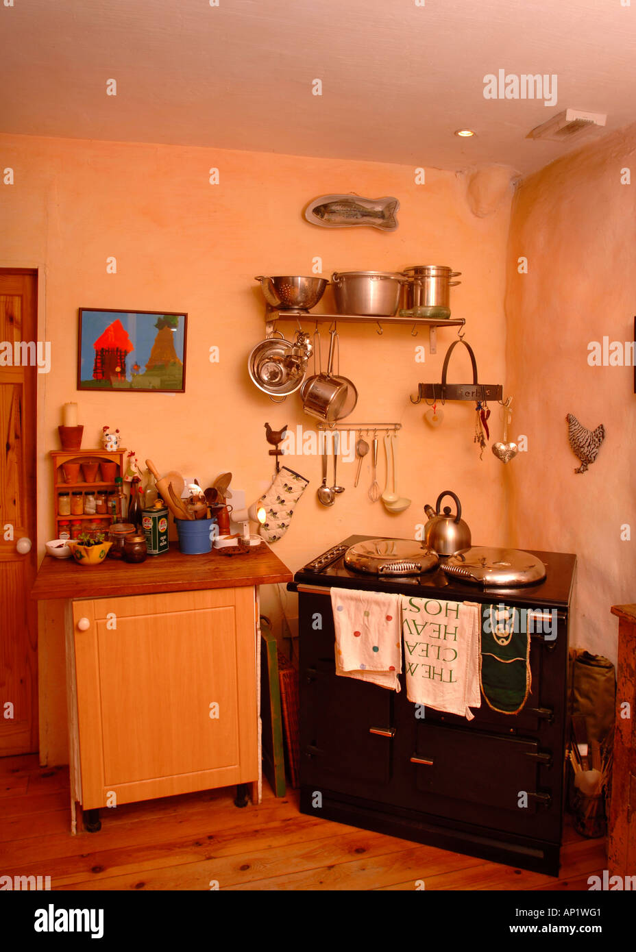 AN AGA IN THE KITCHEN OF A HOUSE BUILT WITH STRAW BALE WALLS WITH A RENDERED COVERING GLOUCESTERSHIRE UK Stock Photo