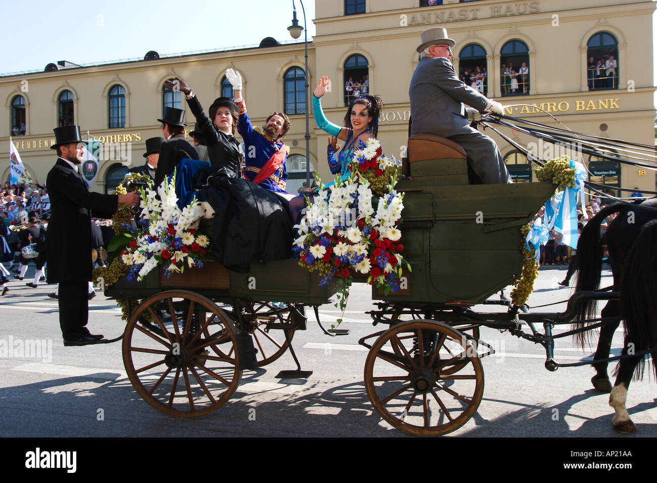 The grand procession of regional costumes to the Oktoberfest in Munich allgovian 10 horse carriage with King Ludwig II and Emp Stock Photo