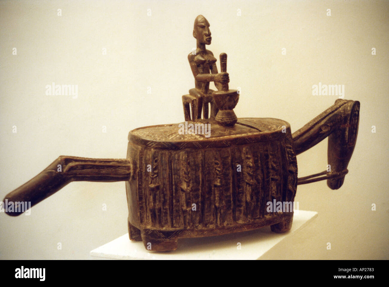 African full body wood carving hi-res stock photography and images - Alamy