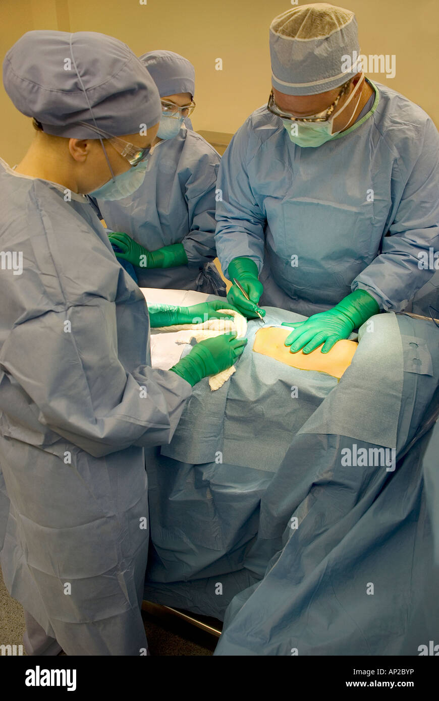 Surgical team performing surgery in hospital operating room Stock Photo ...