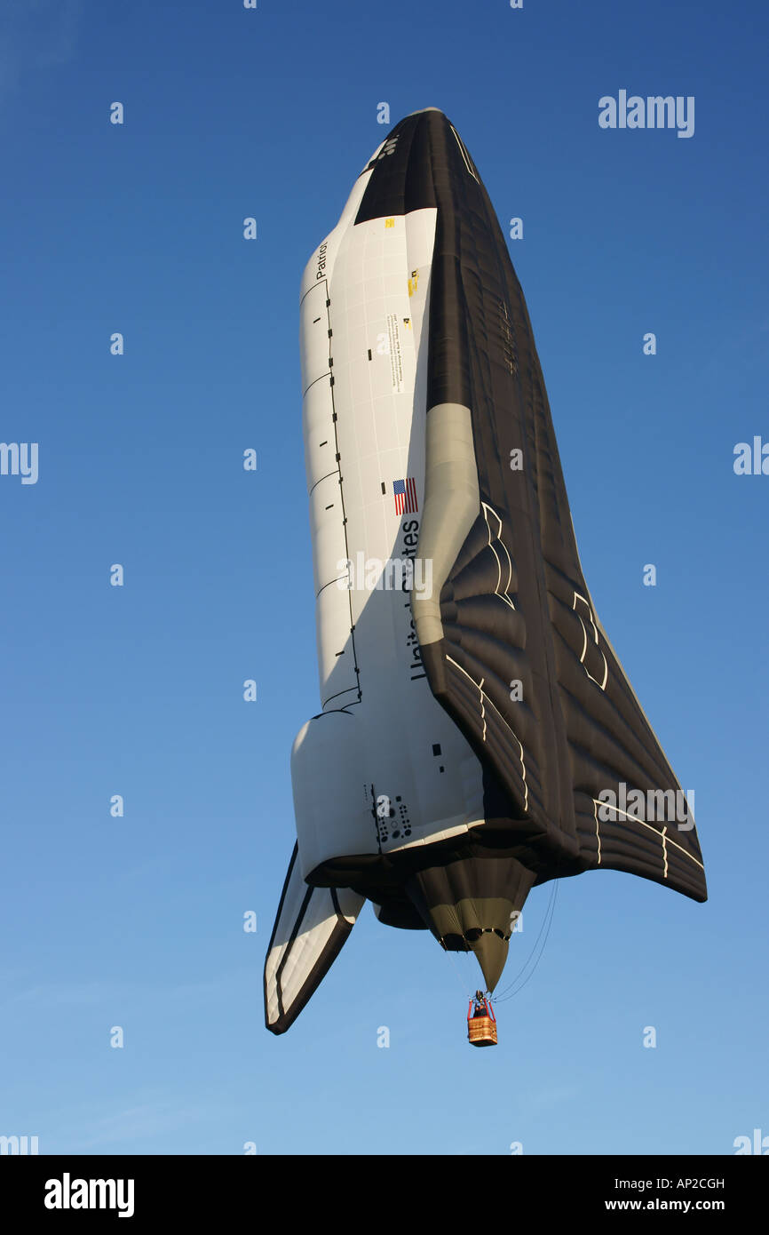 Space shuttle takes to air hi-res stock photography and images - Alamy