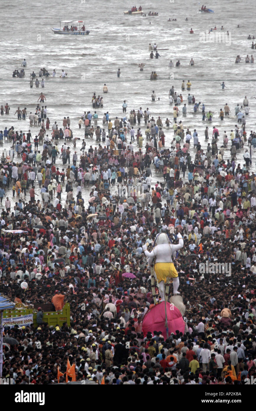 AAD72368 Ganesh festival immersion chowpatty crowd Mumbai Maharashtra India Stock Photo
