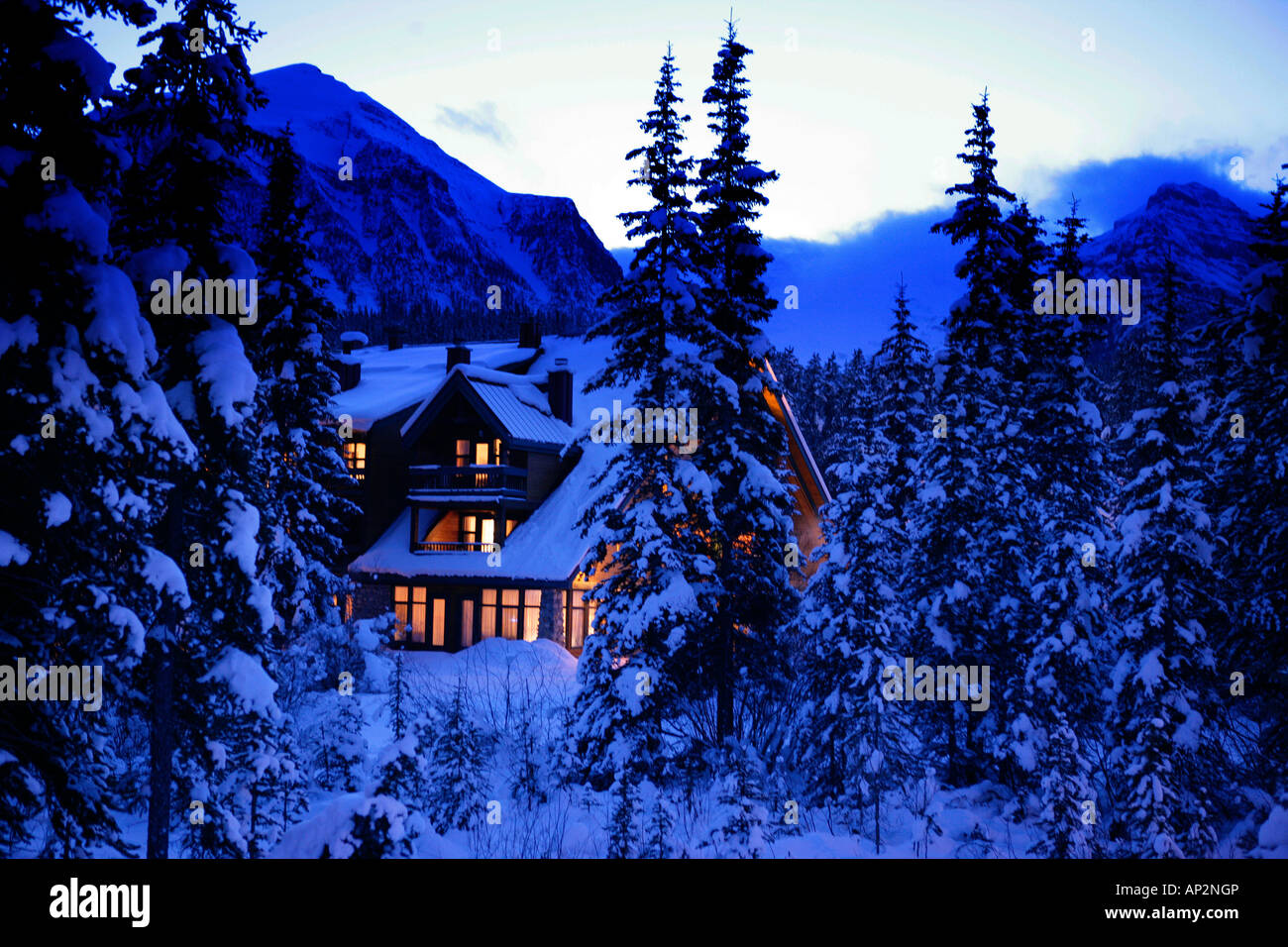 Snow covered log house, Post hotel, lake louise, Alberta, Canada Stock