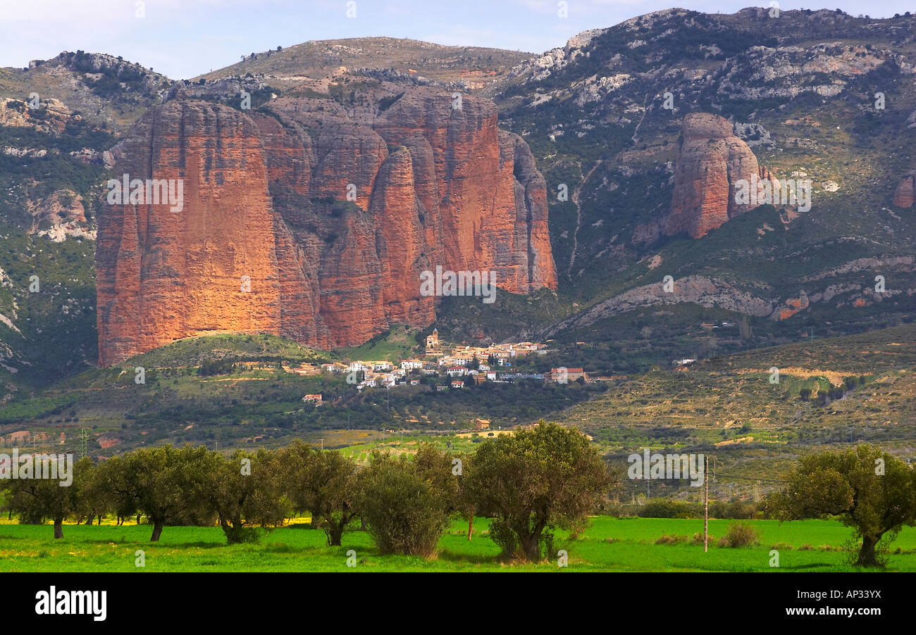 Impressive wall of rock above the village of Riglos, Los Mallos, Aragón, Spain, Europe Stock Photo