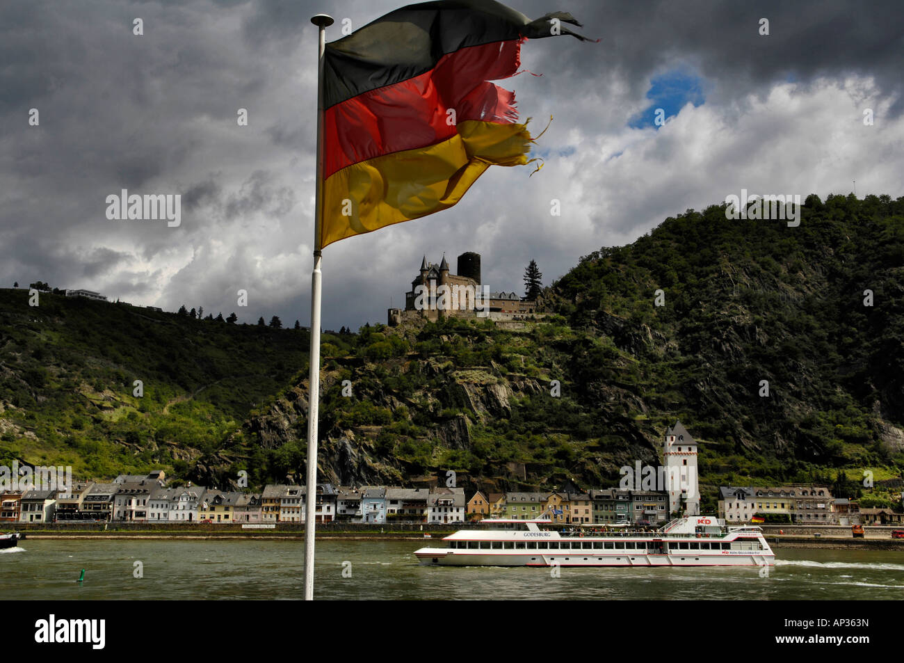 Ships on the Rhine and German Flag at St Goarshausen with Burg Katz in the background, Rhineland Palatinate, Germany Stock Photo