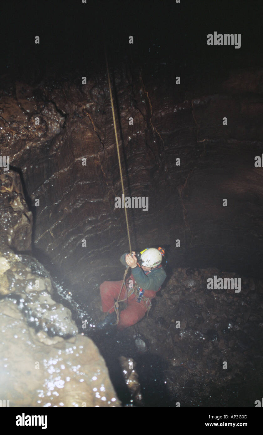 PICTURE CREDIT DOUG BALNE Richard Boud caving in Giants Cave Derbyshire Peak District National Park Stock Photo