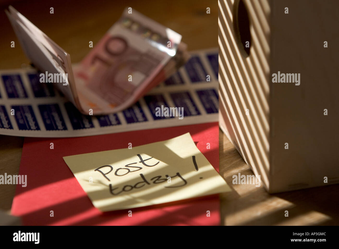 Post today note with Euro notes Stock Photo - Alamy