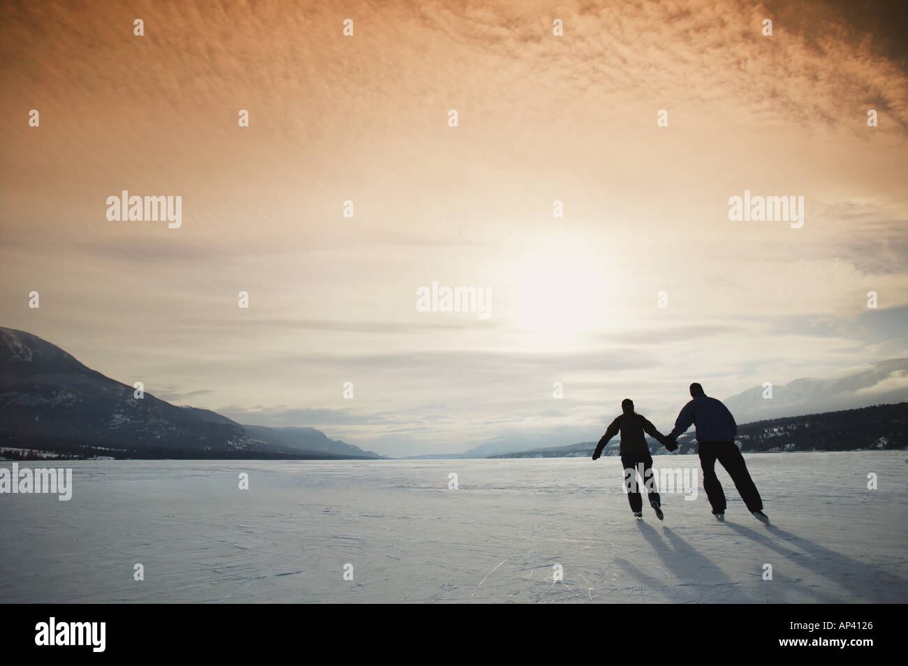 Couple ice skating silhouette hi-res stock photography and images - Alamy