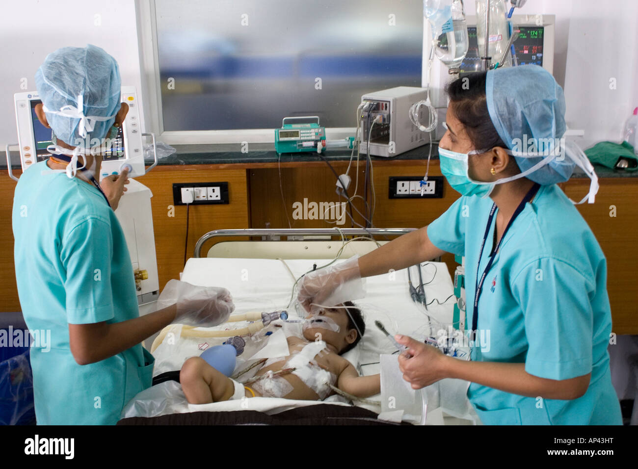Nurses work in the Pediatric Intensive Care Unit (PICU) of the Narayana Hrudayalaya hospital in Bangalore, India. Stock Photo