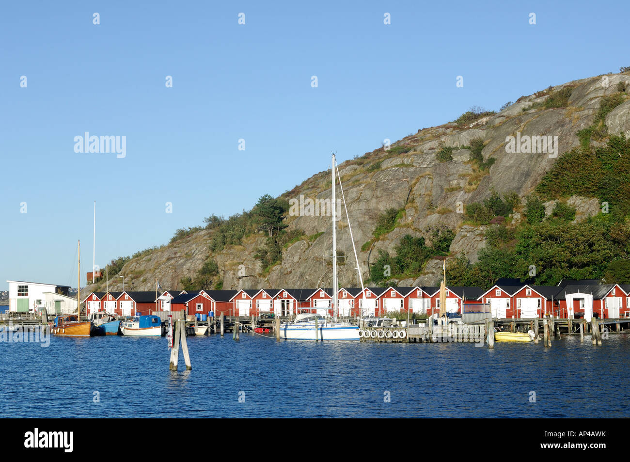 Beach huts and boats in sea, Asperö, Göteborgs Södra skärgård, Sweden Stock Photo