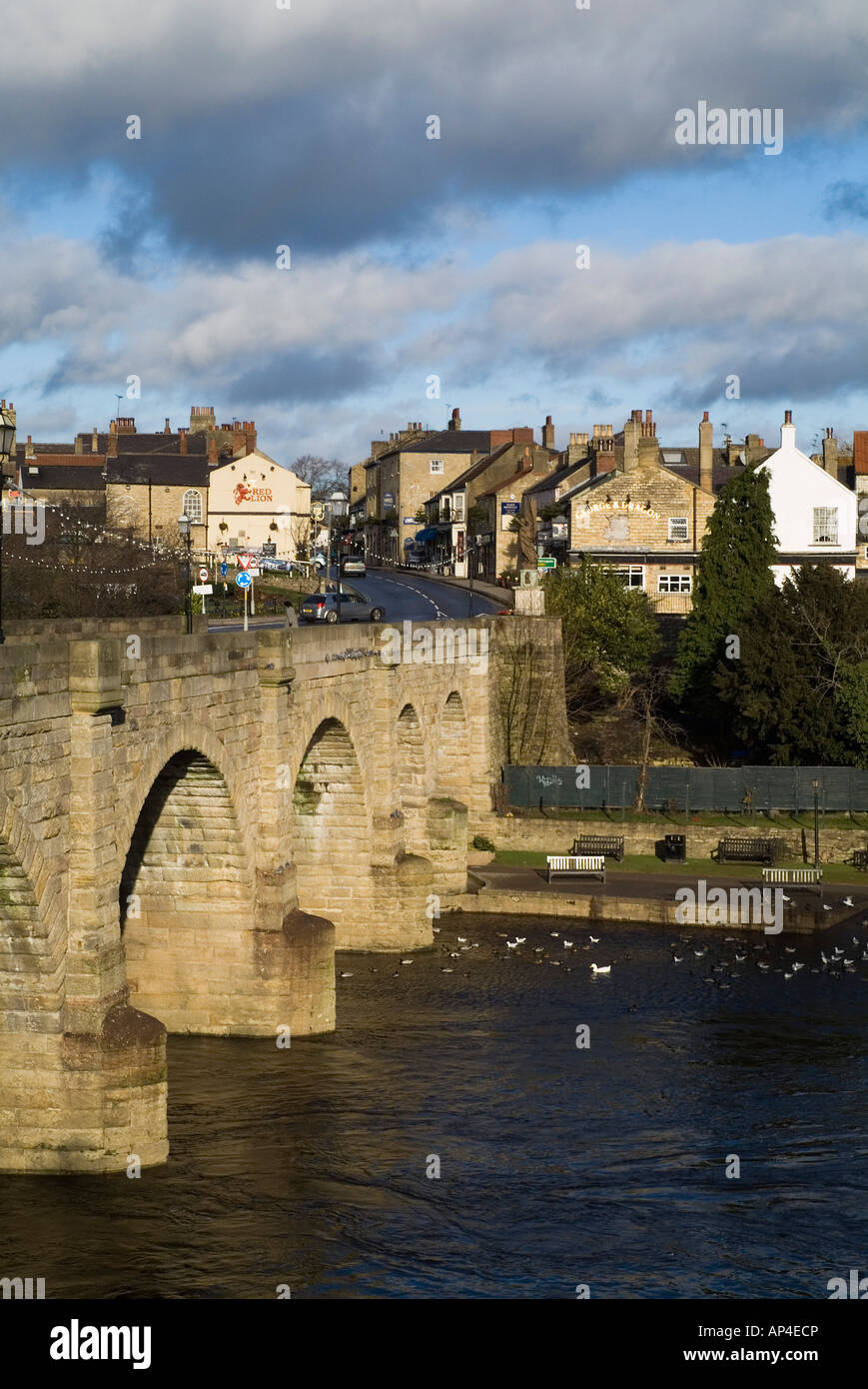 dh River Wharfe WETHERBY WEST YORKSHIRE Small rural town Bridge over rivers uk gb bridges Stock Photo