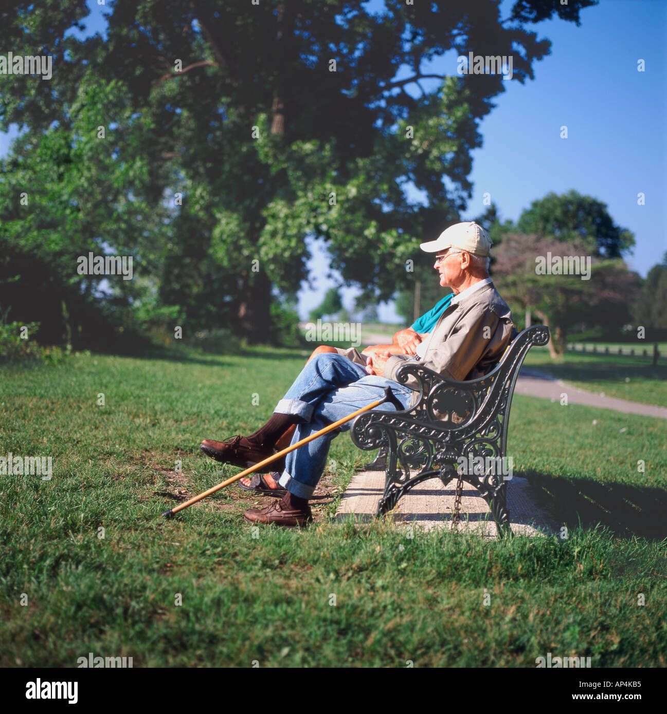 Two old men talking on a bench hi-res stock photography and images - Alamy
