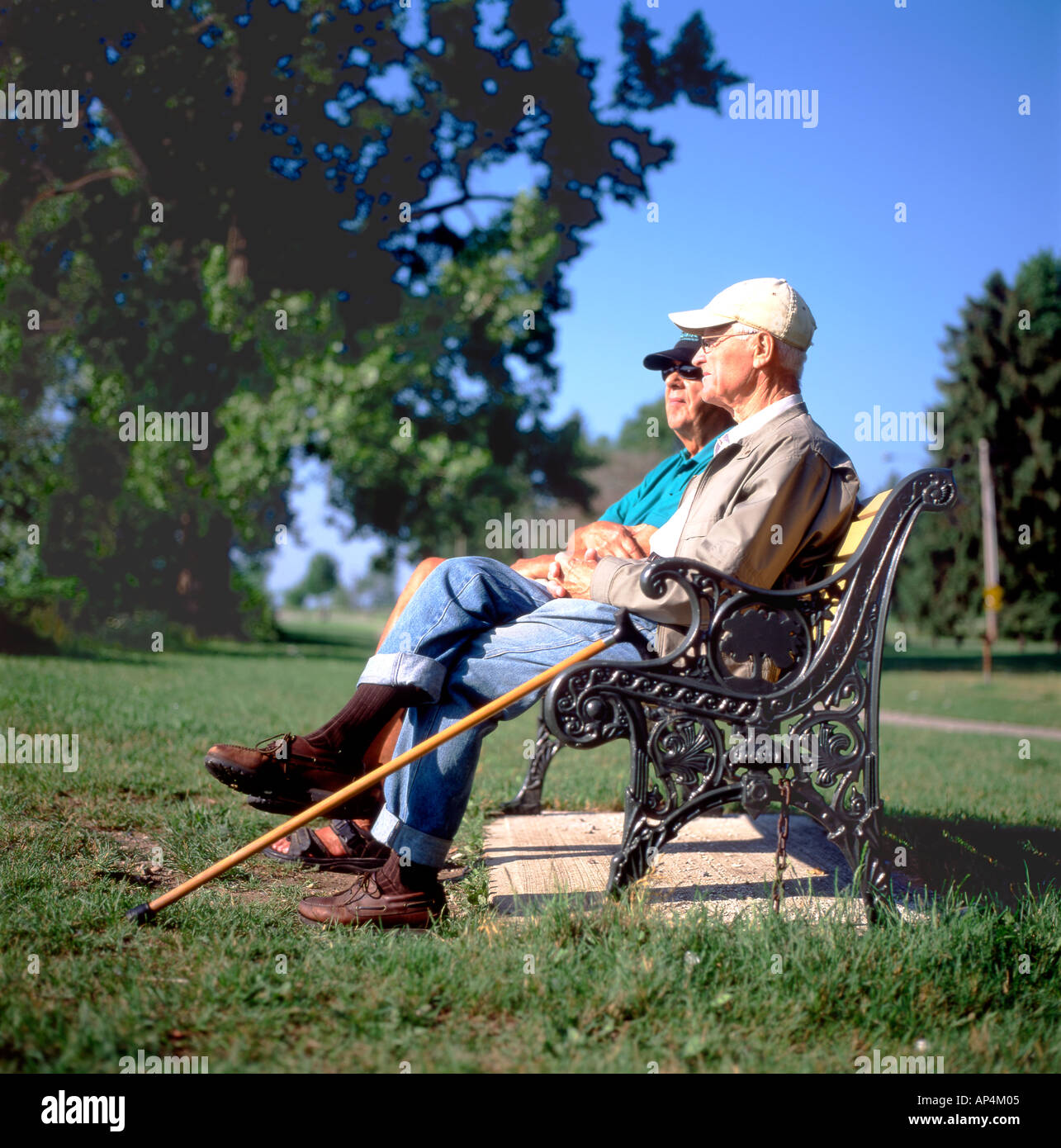 Two elderly men sitting on a park bench reminiscing at Niagara Park in Fort Erie, Ontario, Canada   KATHY DEWITT Stock Photo