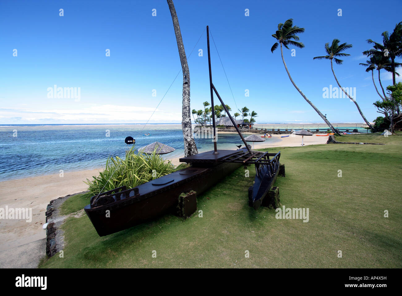 WOODEN REPLICA OF FIJIAN FIGHTING CANOE ISLAND RESORT HORIZONTAL BDB11374 Stock Photo