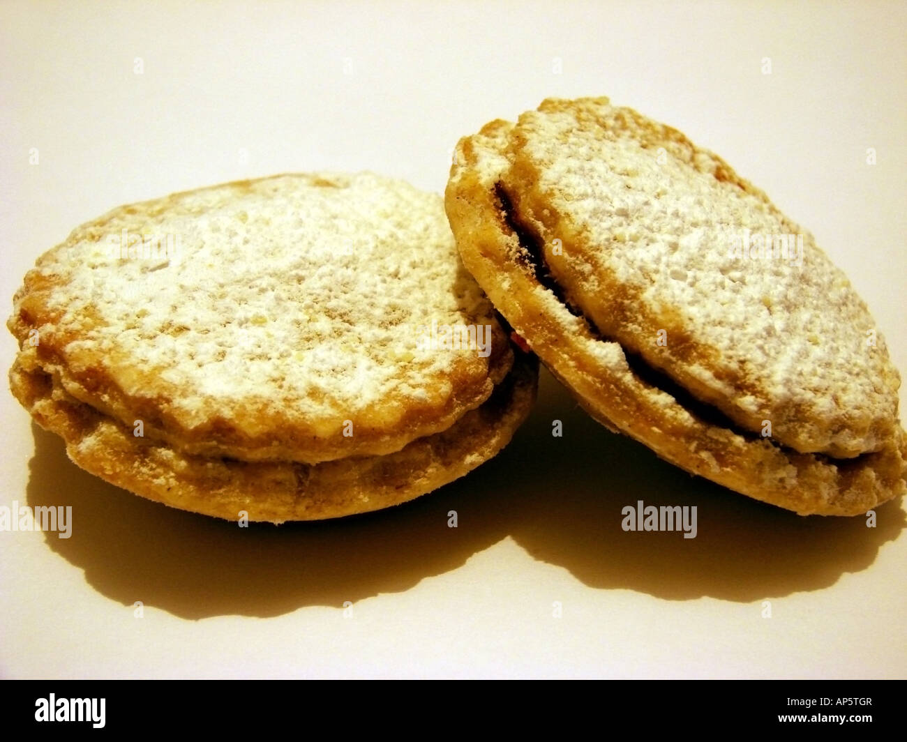 Mince pies covered in Icing Sugar Stock Photo - Alamy