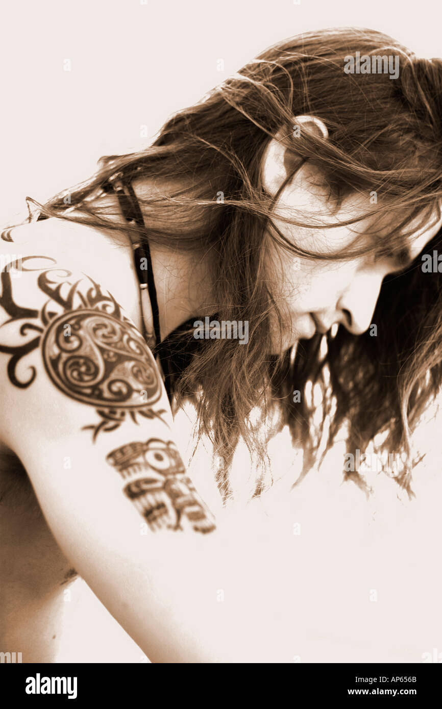 Junger Mannes mit Taetowierung tribal Young man with tattoo tribal Stock Photo